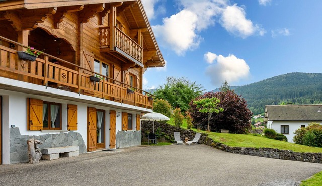 Chalet 'La Sportive' with Mountain View, Private Garden and Wi-Fi