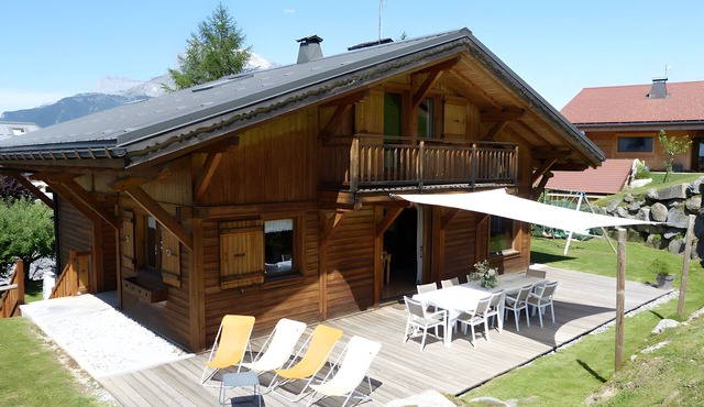 Chalet 'La Transhumance' with Mountain View, Balcony and Wi-Fi