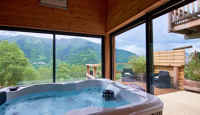 Chalet "La Traverse" with Mountain View, Whirlpool & Wi-Fi
