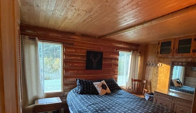 Chalet Le Billot (Bois Rond) rustic riverfront in Charlevoix