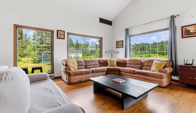 Chalet Le Chateau with Guest House on the lake, waterfall, SPA, BBQ, pool table