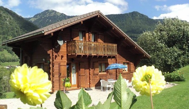 Chalet 'Le Darbon 3 Étoiles' with Mountain View, Private Garden and Wi-Fi