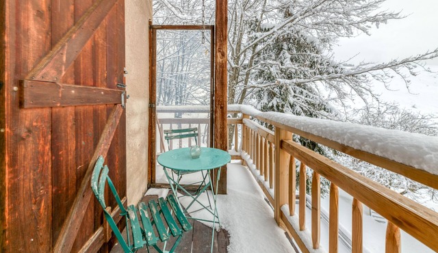 Chalet 'Le Flocon Grand 4 Étoiles' with Mountain View, Private Terrace and Wi-Fi