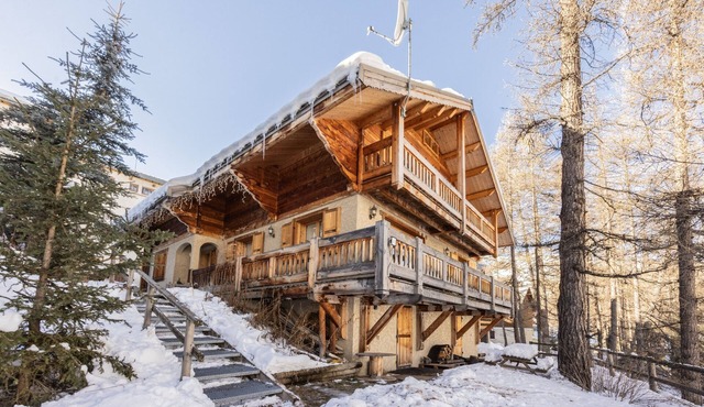 Chalet 'Le Hors Piste' with Mountain View, Private Garden and Wi-Fi