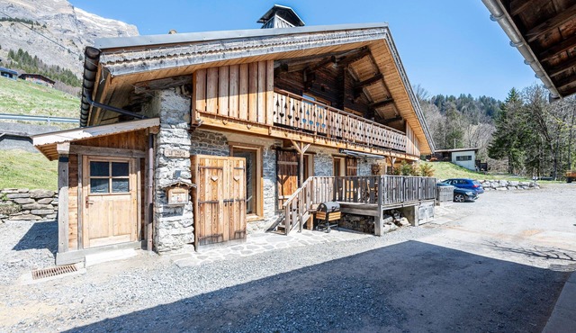 Chalet 'Le Logis' with Mountain View, Private Terrace and Wi-Fi