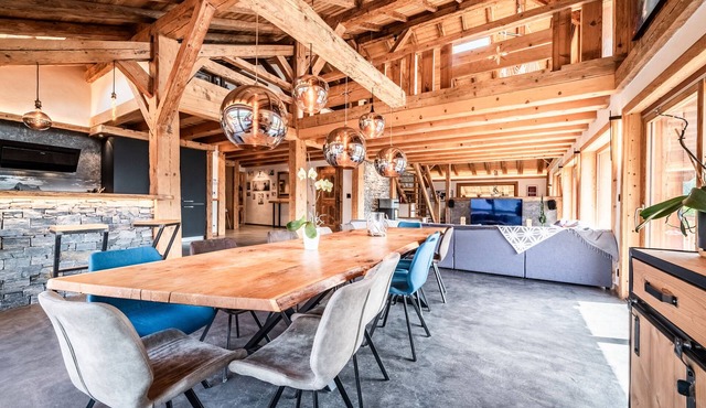 Chalet 'Le Perray Alpine Lodge' with Mountain View, Terrace and Wi-Fi