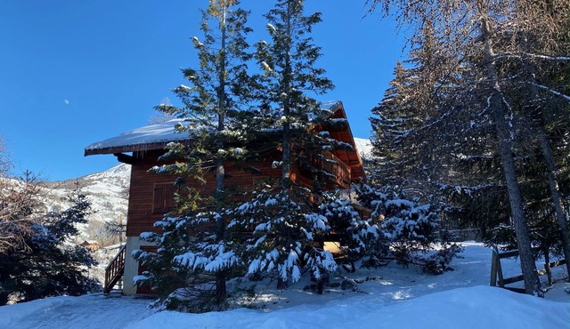 Chalet Le Refuge, at the foot of the slopes in Le Sauze.