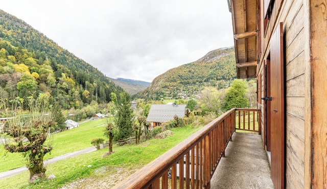 Chalet 'Le Revers' with Mountain View, Private Terrace and Private Garden