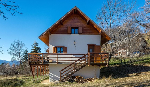 Chalet le Saint-Apo on the heights of Lac de Serre-Ponçon