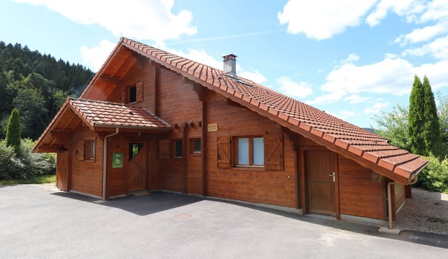 Chalet Le Saut de Biche with Sauna, Balneo, Kamado