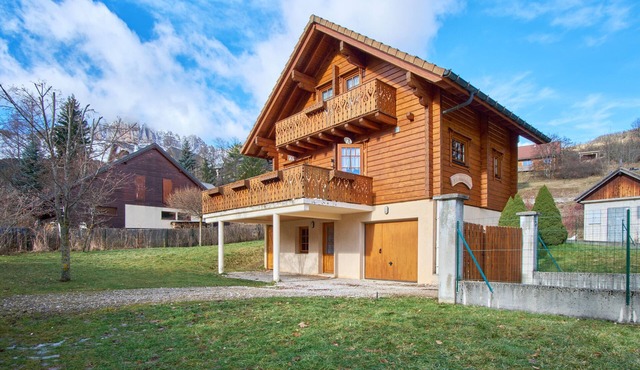 Chalet 'Le Serac' with Mountain View, Private Terrace and Wi-Fi