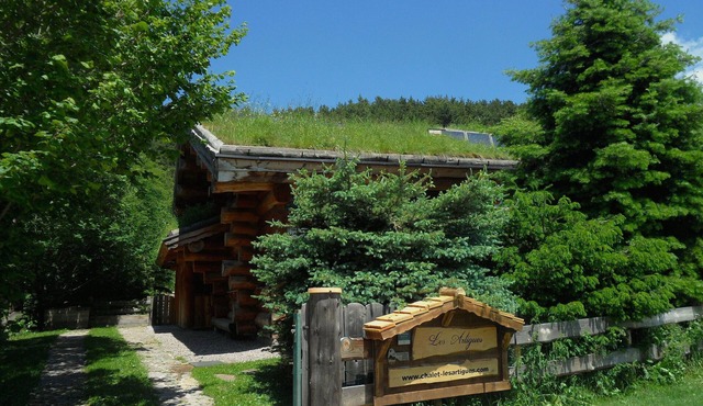 Chalet 'Les Artigues' with Mountain View, Private Pool and Wi-Fi