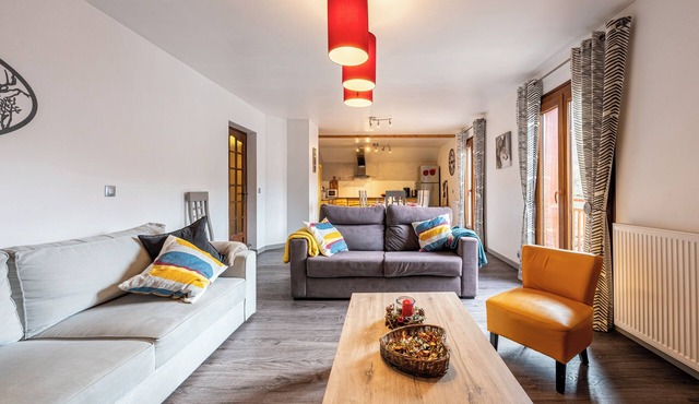 Chalet 'Les Églantiers' with Mountain View, Private Garden and Wi-Fi