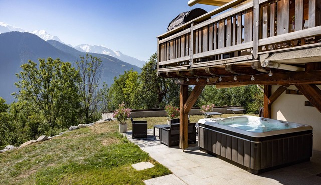 Chalet Les Fiz with Mountain View, Jaccuzi & Wi-Fi