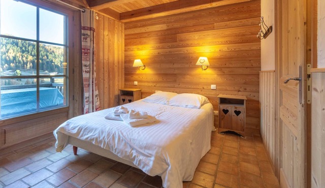 Chalet 'Les Ours' with Balcony and Wi-Fi