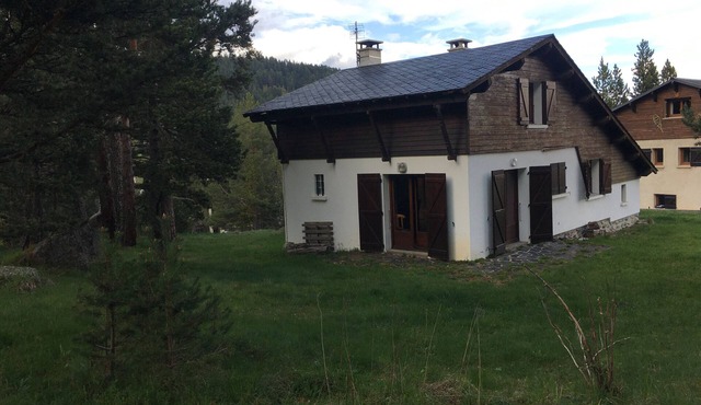 Chalet 'Les Iris' with Mountain View and Private Garden