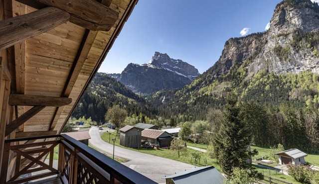 Chalet 'Les Laouchets - 8 Pers' with Mountain View, Balcony and Wi-Fi