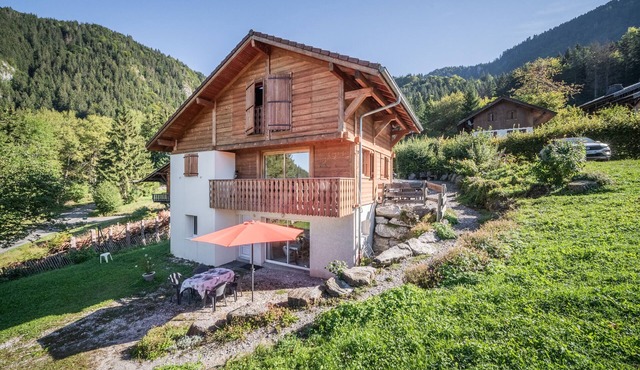 Chalet Les Mios, at Isa, with view between lake and mountains, private terrace and Wi-Fi