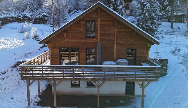 Chalet 'Les Primevères' with Mountain View, Private Terrace and Wi-Fi