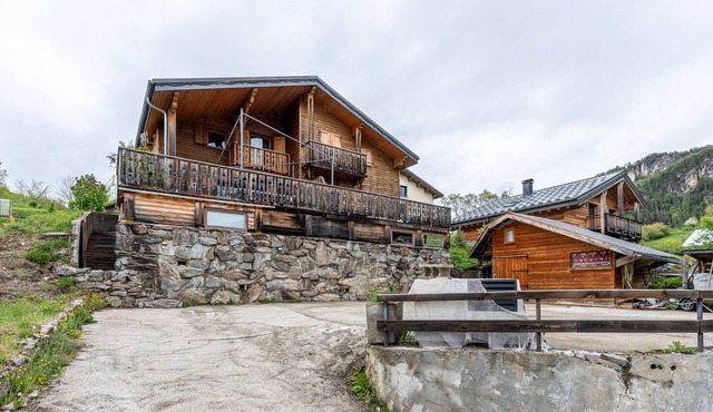Chalet 'Les Skieurs' with Mountain View, Private Terrace and Wi-Fi