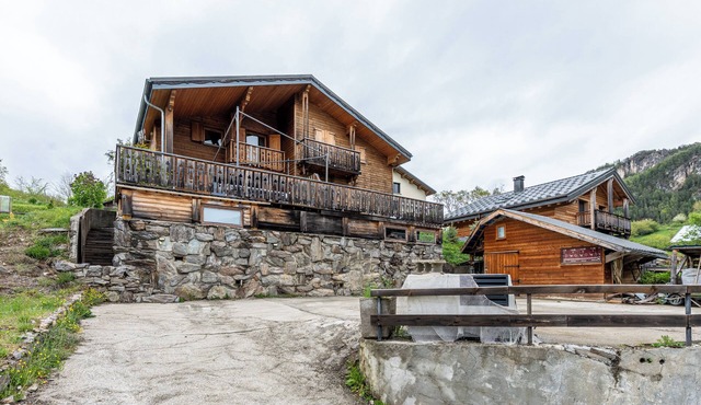 Chalet 'Les Skieurs' with Mountain View, Private Terrace and Wi-Fi