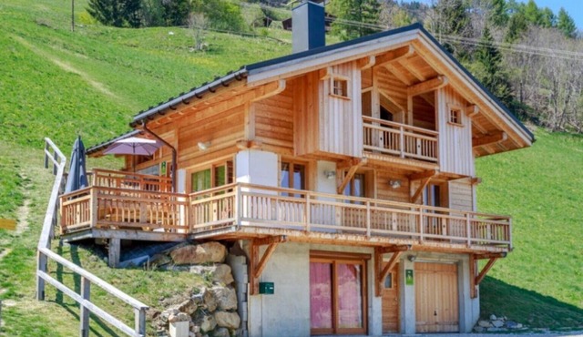 Chalet 'Les Tarines 2' with Mountain View, Private Terrace and Wi-Fi