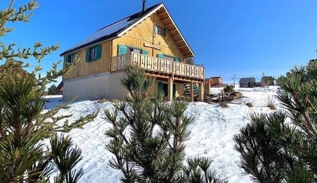 Chalet 'Les Volets Verts' with Mountain View, Private Sauna & Wi-Fi