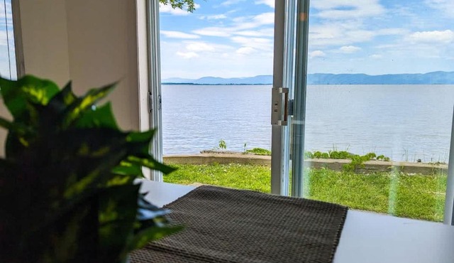 Chalet Loft #4 Waterfront with Spa, Fireplace and Wifi