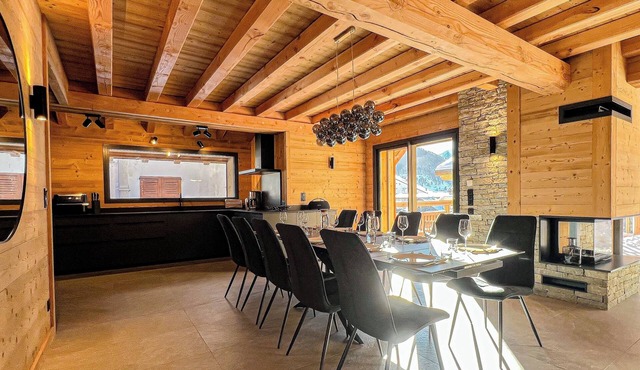 CHALET LOUNE sleeps 14 with jacuzzi and sauna