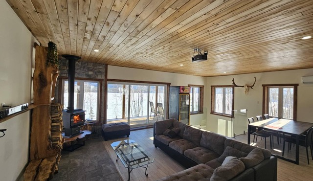 Chalet Maikan - Intimate retreat with 3-season spa, private beach and nature escape
