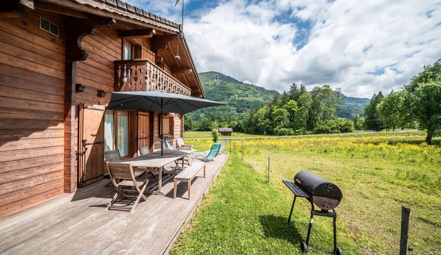 Chalet 'Marmottes' with Mountain View, Private Terrace and Wi-Fi