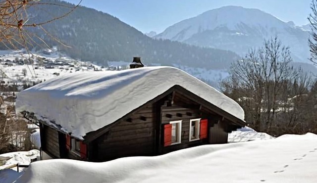 Chalet Maxima is located in «Uuf dr Egga», a very sunny south facing slope just