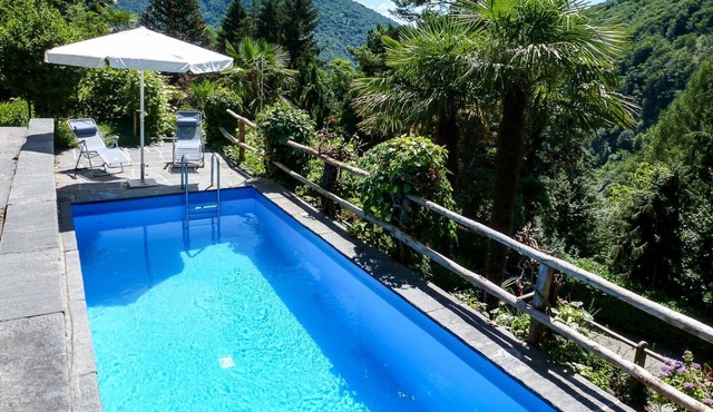 "Chalet Mergoscia" with pool and garden