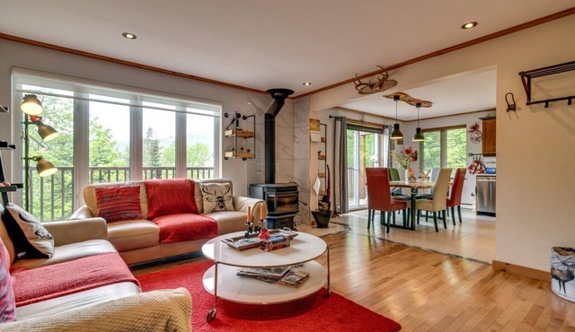 Chalet Merveilles Spa and Lake 15 minutes to Mont-Tremblant