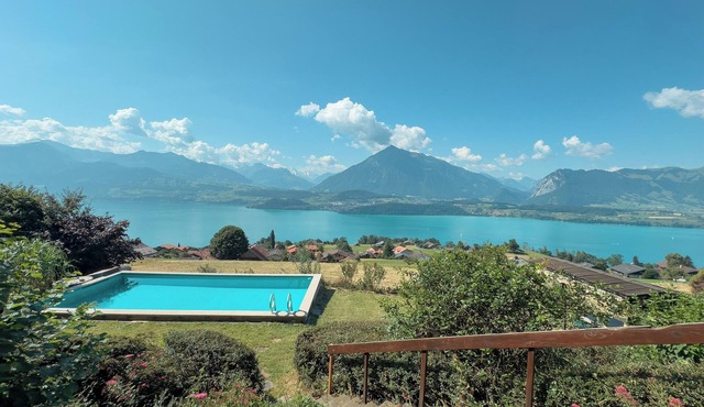 Chalet mit Pool und Sicht auf den Thunersee