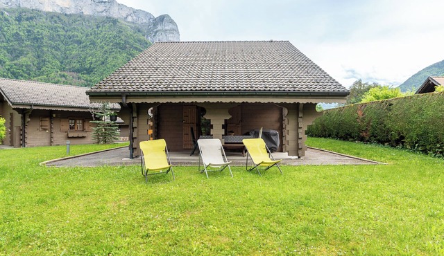 Chalet 'Mitoyen 4 Personnes' with Mountain View, Private Terrace and Wi-Fi