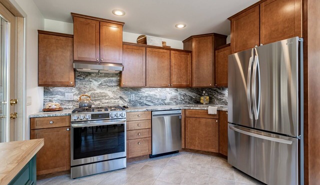 Chalet-Modern Retreat! GOLF, LAKES, BEACHES, HIKING !SAND VALLEY 5 minutes!