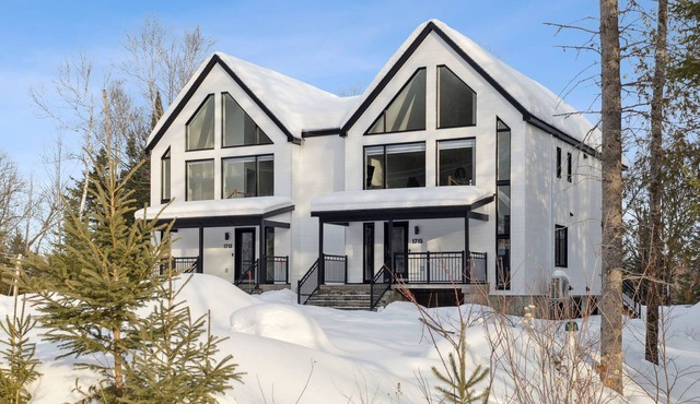 Chalet Mont-Tremblant | Spa – River – Game Room