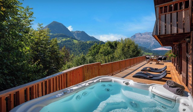 Chalet Morclan - family retreat for 8, jacuzzi & great views - OVO Network