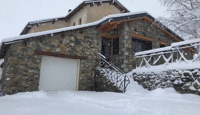 CHALET MOUNTAIN SKI RESORT NEAR PUYVALADOR ANGLES