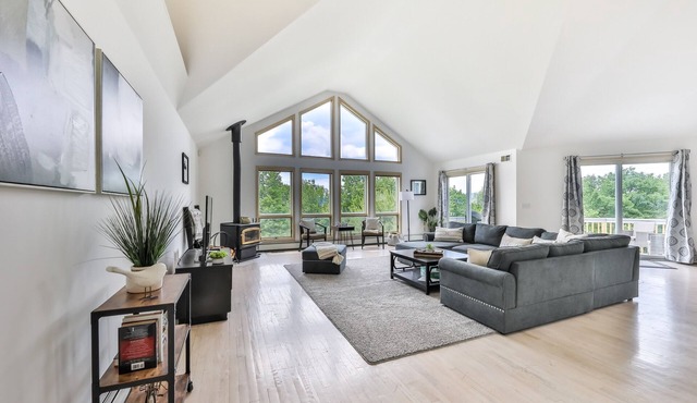 Chalet near Windham w/hot tub