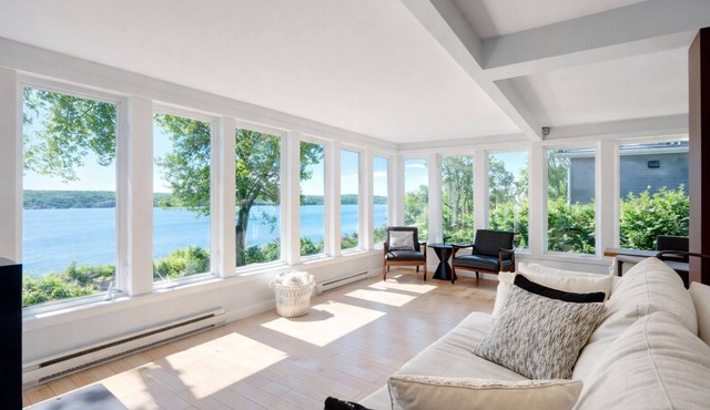 Chalet nestled on Lake Magog, sublime view, wood stove, 3 bedrooms. 3 bathrooms