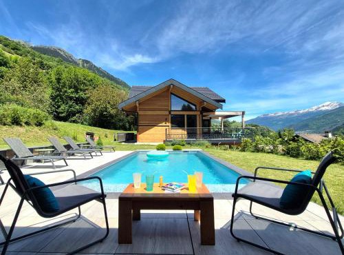 Chalet neuf, Jacuzzi, piscine privée mai-sept, pétanque, proche Paradiski