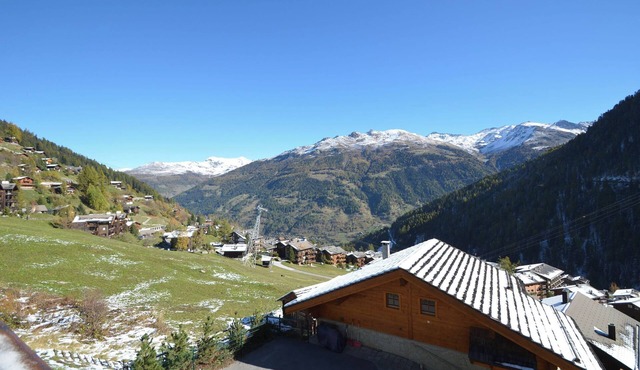 Chalet next to the slopes for 10 to 12 people with sauna and jacuzzi: 1 double bedroom with bathroom