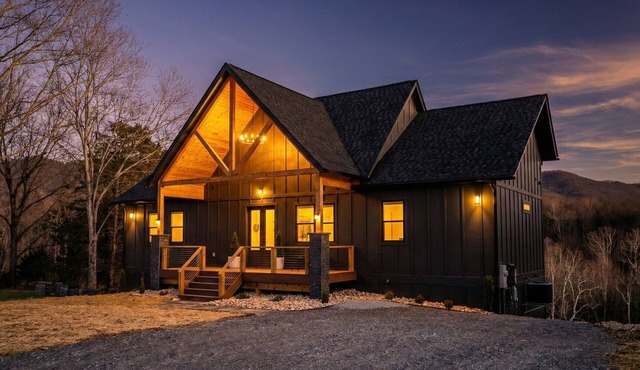 Chalet Noir Elevated Modern Hideaway Stylish 6BR Luxury Cabin w/River view