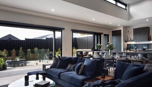 Chalet Noir- sleek design with heated plunge pool, close to town