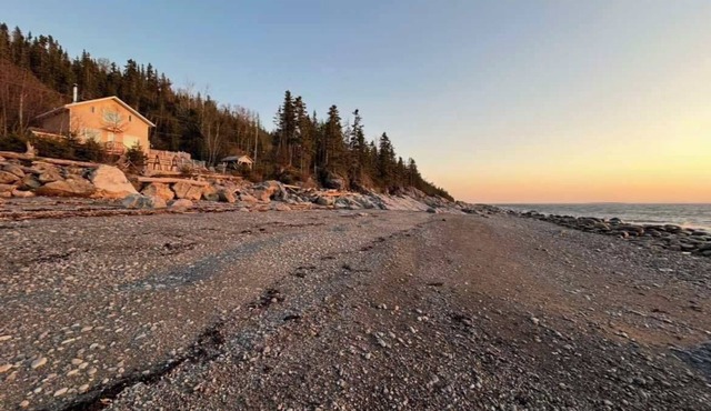Chalet on a private beach on the St. Lawrence - quiet & breathtaking view