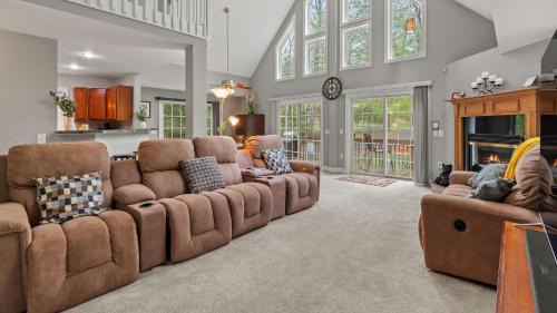 Chalet on Chalet by AvantStay Bright Cabin w Deck Fire Pit Near Lake