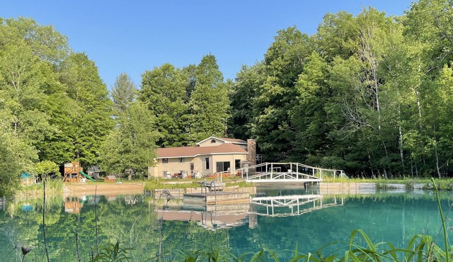 Chalet on Manistee River with amazing backyard pond. 5 minutes from Fife Lake.