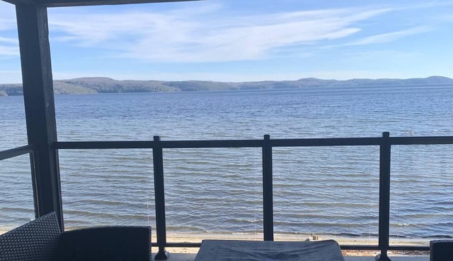 Chalet on sand beach - Lac Simon in Duhamel